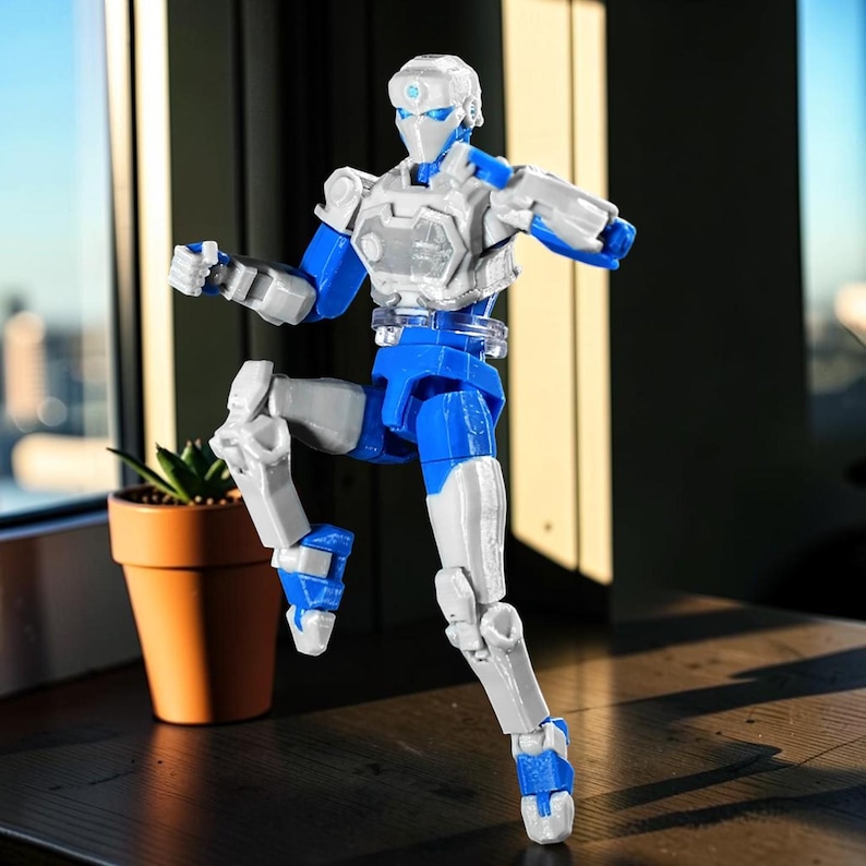 Pode incluir: Figura de a&ccedil;&atilde;o azul, branca e transparente em pose din&acirc;mica. A figura tem articula&ccedil;&otilde;es e um design futurista. Est&aacute; em pose com uma perna levantada e os bra&ccedil;os dobrados. Uma pequena planta em vaso est&aacute; por perto.