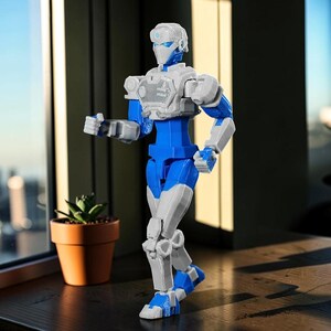 Pode incluir: Uma figura de rob&ocirc; azul, branco e cinza em pose de corrida. O rob&ocirc; tem um design detalhado com juntas articuladas e uma est&eacute;tica futurista. Ele est&aacute; em uma superf&iacute;cie de madeira perto de uma janela com vista para a cidade e uma pequena planta em vaso.