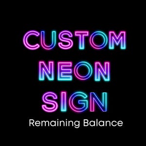 Peut inclure: Sur fond noir, l'inscription « CUSTOM NEON SIGN » en couleurs néon vives. Le texte est dans un dégradé de rose, de bleu et de violet. En dessous, la phrase « Remaining Balance » en blanc.