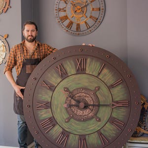 Jättestor väggklocka | Extra stor väggklocka | 145 cm grön och kopparfärgad väggklocka | wanduhr groß xxl | receptionsområde | Statement-inredning