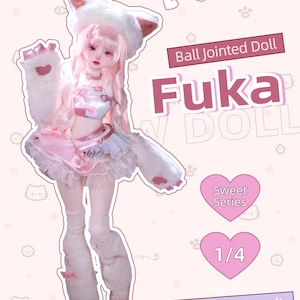 Puede incluir: Muñeca articulada llamada Fuka, vestida con un atuendo rosa y blanco con temática de gato. La muñeca tiene pelo largo rosa y lleva un gorro con orejas de gato, un top corto y una falda. El texto "Sweet Series" y "1/4" también es visible.