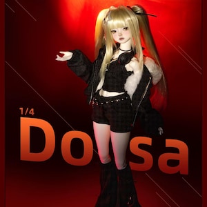 Puede incluir: Muñeca articulada con pelo largo rubio, vestida con un atuendo negro con chaqueta y pantalones cortos. La muñeca tiene una tez pálida y está colocada sobre un fondo rojo. El texto de la imagen dice "Song of Chaos for Thee BallJointed Doll" y "Dollsa".