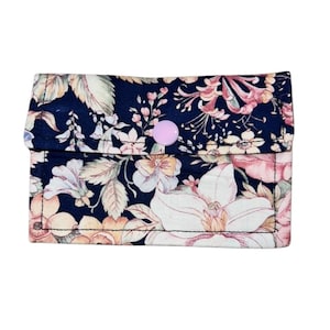 Cartera de tela floral cosida a mano