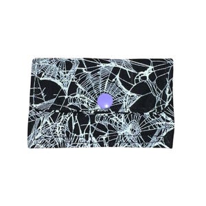 Cartera de tela cosida a mano con diseño de telaraña