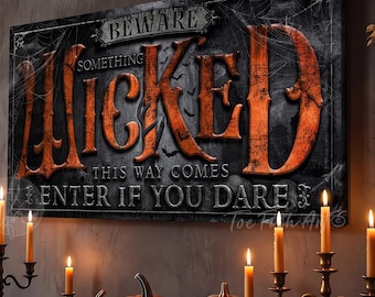 Puede incluir: Un letrero de pared rectangular con el texto BEWARE SOMETHING WICKED THIS WAY COMES ENTER IF YOU DARE en letras naranjas y blancas sobre un fondo oscuro y texturizado con telarañas y pequeños murciélagos.