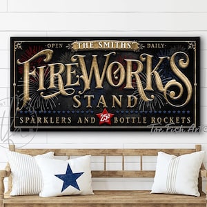 Peut inclure: Une enseigne de style vintage annonçant un stand de feux d'artifice. L'enseigne est noire avec des lettres dorées et présente un spectacle de feux d'artifice rouge, blanc et bleu. Le texte sur l'enseigne indique "Open The Smiths' Daily Fireworks Stand Sparkler and 25¢ Bottle Rockets Toe Fish Art".