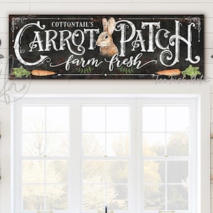 Peut inclure: Une enseigne en ardoise noire avec des lettres blanches qui disent "Cottontail's Carrot Patch farm fresh". Un lapin de dessin animé à fourrure brune est dans le coin supérieur gauche de l'enseigne. L'enseigne est suspendue au-dessus d'une fenêtre de cuisine.