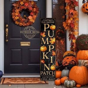 Peut inclure: Un panneau vertical rectangulaire haut avec un fond noir portant le texte THE SMITHS' PUMPKIN PATCH, HAYRIDES et CORN MAZE. Le design comprend des lettres dorées, des feuilles d'automne orange et jaunes, et des illustrations de citrouilles orange.