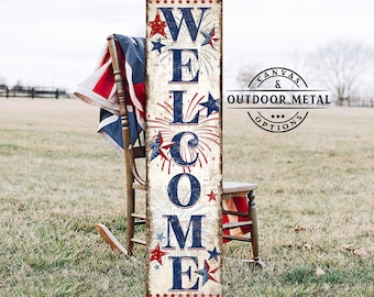 Può includere: Un cartello di legno con la parola "WELCOME" in lettere blu con stelle e fuochi d'artificio rosso, bianco e blu. Il cartello è usurato e ha un aspetto rustico. Il cartello è appoggiato a una sedia a dondolo di legno. Il cartello è di fronte a un campo erboso verde.