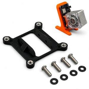 Peut inclure: Un support de montage carré imprimé en 3D noir avec quatre inserts filetés en métal, quatre vis en métal argenté et quatre rondelles noires. En arrière-plan, un support orange maintient une petite carte électronique avec un ventilateur.