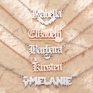 Aangepaste Halloween-sieraden, gepersonaliseerde ketting vleermuisnaam, oudengelse naamhanger, gotische naamplaatketting, halloweencadeaus voor haar