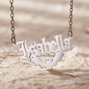 Gepersonaliseerde naamketting, ketting vleermuisnaam, gotische sieraden, oudengelse naamsieraden, halloweencadeau voor vrouwen, cadeau voor vleermuisliefhebber