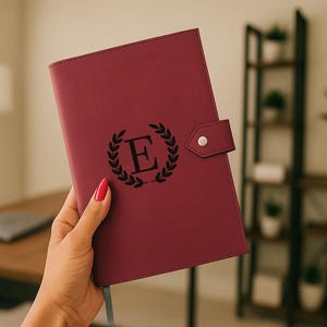 Aangepaste naam met monogram gevoerde pagina dagboek, gegraveerd kunstleer notitieboekje, kantooraccessoire cadeau, veganistisch leer journaling cadeau voor vrouwen