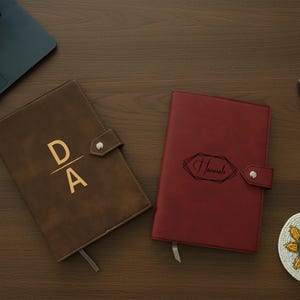 Gepersonaliseerde eerste met kunstleer beklede pagina&#39;s dagboek, monogram gegraveerd kunstleer dagboek, elegante bloemen notitieboek, uniek cadeau voor haar