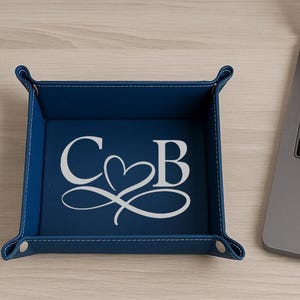 Gepersonaliseerde vegan lederen catchall voor jubileum, aangepaste eerste gegraveerde valet tray cadeau, woondecor met monogram, housewarmingcadeaus