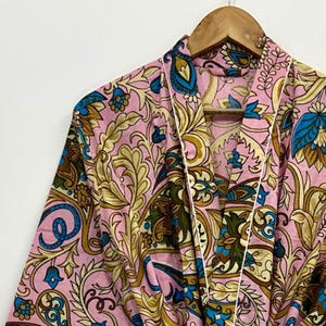 ピンクの花柄コットン着物カーディガン、カラフルなペイズリー柄ローブ、軽量バスローブ、ボヘミアンローブ、フェスティバルダスター着物、夏用通気性