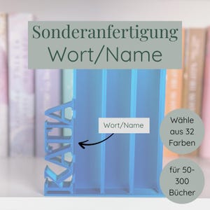 Könnte beinhalten: Blaues, individuelles Bücherregal mit dem Namen "KAHA" auf der Seite ausgeschnitten. Der Text "Sonderanfertigung Wort/Name" steht oben. Das Regal ist für 50-300 Bücher konzipiert und in 32 Farben erhältlich.