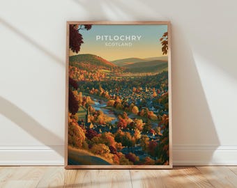 Pode incluir: Uma impressão artística vertical emoldurada com uma ilustração da paisagem de Pitlochry, na Escócia. A cena mostra uma cidade num vale com um rio sinuoso, rodeada por árvores com cores de outono em tons de laranja, vermelho e dourado.