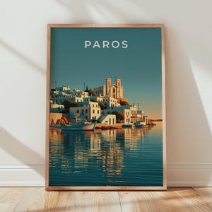 Può includere: Una stampa artistica verticale incorniciata che raffigura una scena costiera a Paros, in Grecia. L'immagine mostra edifici bianchi e una chiesa che si affacciano su un calmo porto blu con una piccola barca, riflessi nell'acqua sotto un cielo limpido con il testo PAROS.