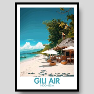Può includere: Un poster da viaggio incorniciato che raffigura una scena di spiaggia tropicale con sabbia bianca, acqua turchese e un bar con tetto di paglia e ombrelloni bianchi. Il testo GILI AIR INDONESIA è stampato in blu in fondo alla stampa.