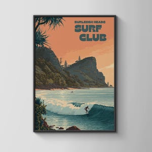 Könnte beinhalten: Gerahmter Kunstdruck mit einem Surfer auf einer Welle. Der Text "Burleigh Heads Surf Club" ist in Teal und Orange gehalten. Der Retro-Stil zeigt eine Küstenlandschaft mit Bergen und Sonnenuntergang. Das Kunstwerk ist schwarz gerahmt.