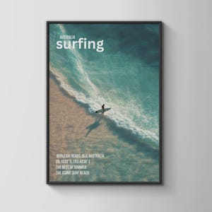 Könnte beinhalten: Gerahmter Druck mit einem Surfer im Meer, mit dem Text "surfing" und "Australia". Das Bild zeigt eine Person mit einem Surfbrett im Wasser. Zusätzliche Textdetails: Burleigh Heads, QLD, Australien.