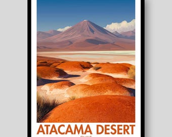Puede incluir: Un póster de viaje enmarcado que muestra un paisaje del desierto de Atacama en Chile. La escena presenta dunas de arena naranja en primer plano, una salina de color claro en el plano medio y una gran montaña bajo un cielo azul. El texto dice ATACAMA DESERT CHILE.