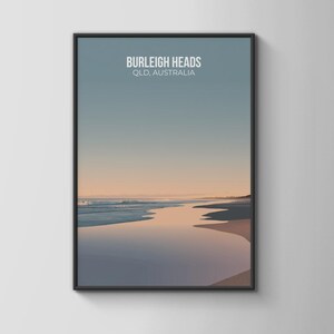 Könnte beinhalten: Gerahmter Druck mit einer ruhigen Strandszene. Das Bild zeigt ein ruhiges Meer, das auf einen sandigen Strand unter einem abgestuften Himmel trifft. Der Text "BURLEIGH HEADS QLD, AUSTRALIA" ist oben aufgedruckt. Das Kunstwerk ist in einem schwarzen Rahmen eingefasst.
