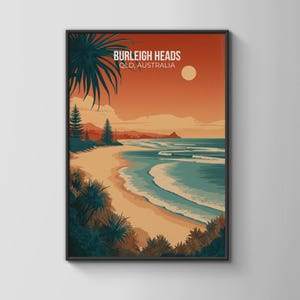 Könnte beinhalten: Gerahmter Kunstdruck von Burleigh Heads, QLD, Australien. Das Kunstwerk zeigt eine Strandszene mit sandigem Ufer, türkisfarbenem Wasser und einem orangefarbenen Himmel. Palmen und andere Blätter umrahmen den Strand.