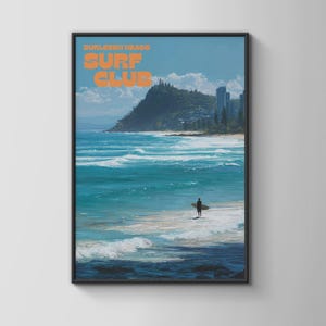 Könnte beinhalten: Gerahmter Druck einer Küstenlandschaft mit einem Surfer am Ufer. Das Kunstwerk zeigt einen Strand mit türkisfarbenem Wasser, Wellen und einem Vorgebirge. Die Worte "Burleigh Heads Surf Club" stehen oben in Orange.