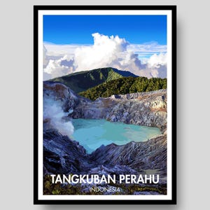 Puede incluir: Un póster de viaje enmarcado con una ilustración estilizada del volcán Tangkuban Perahu en Indonesia. La obra muestra un lago de cráter de color turquesa rodeado de rocas volcánicas oscuras y escarpadas, colinas verdes y un cielo azul brillante.