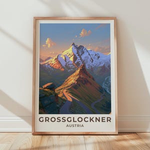 以下が含まれることがあります： オーストリアのグロースグロックナー山の風景イラストが描かれた額装アートプリント。夕暮れの空の下、雪を頂いた山頂に向かって続く曲がりくねった道が描かれており、下部にはGROSSGLOCKNER AUSTRIAというテキストが配置されています。