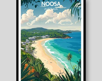 Puede incluir: Un póster de viaje enmarcado que muestra un paisaje costero de Noosa, Australia. La ilustración representa una playa de arena, un océano turquesa y colinas verdes bajo un cielo azul con nubes blancas. El texto NOOSA AUSTRALIA está centrado arriba.