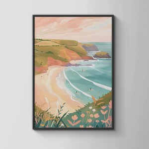 Puede incluir: Una lámina artística vertical enmarcada que representa un paisaje costero con una playa de arena, olas de color turquesa y colinas verdes bajo un cielo color melocotón. En primer plano, flores rosas estilizadas y follaje enmarcan la vista.