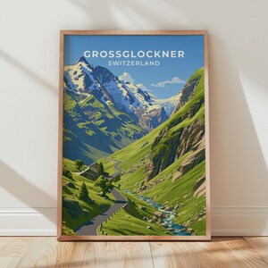 以下が含まれることがあります： スイスのグロースグロックナー山脈を描いた鮮やかなイラストの額入りトラベルポスター。雪を頂いた山頂、緑豊かな谷、曲がりくねった道、そして澄んだ青空の下を流れる小さな小川が描かれています。