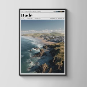Puede incluir: Una impresión enmarcada de The Cornish Collection con un paisaje costero de Bude, Surf Coast of Cornwall. La imagen muestra una playa, el océano y una ciudad bajo un cielo azul. La impresión incluye el texto "Bude" y coordenadas.