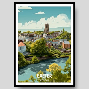 Könnte beinhalten: Ein vertikaler Kunstdruck mit einer Landschaftsillustration von Exeter, Devon. Die Szene zeigt einen Fluss im Vordergrund, üppige grüne Bäume, eine Ansammlung von Gebäuden und einen markanten Kathedralturm unter einem blauen Himmel.