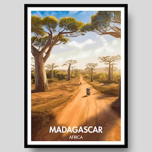 Peut inclure: Une affiche de voyage encadrée représentant un chemin de terre serpentant à travers un paysage de baobabs sous un ciel bleu vif. L'image inclut un petit véhicule sur la route et le texte MADAGASCAR AFRICA imprimé en blanc au bas de l'affiche.