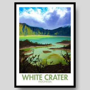Peut inclure: Une affiche de voyage encadrée représentant un lac vert vif entouré de montagnes sous un ciel bleu nuageux. Le premier plan montre des silhouettes sombres de branches d'arbres. Le texte en bas indique WHITE CRATER INDONESIA en lettres vertes.