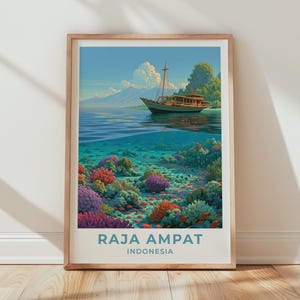 Può includere: Una stampa artistica verticale incorniciata con un'illustrazione divisa di Raja Ampat, Indonesia. La metà superiore mostra una barca in legno su acque blu calme con montagne, mentre la metà inferiore mostra una barriera corallina con pesci.