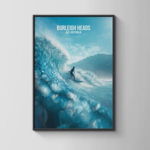Könnte beinhalten: Gerahmter Druck mit einem Surfer auf einer türkisfarbenen Welle, vor blauem Himmel und Ozean. Der Druck enthält den Text "BURLEIGH HEADS, QLD, AUSTRALIA" oben, der eine Küstenlandschaft einfängt.
