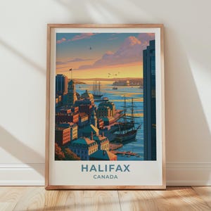 Può includere: Una stampa artistica incorniciata con un'illustrazione stilizzata del lungomare di Halifax, in Canada, al tramonto. La scena raffigura edifici, velieri nel porto e un cielo caldo con nuvole. Il testo HALIFAX CANADA è stampato nella parte inferiore.