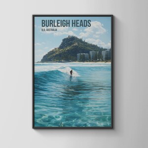 Könnte beinhalten: Gerahmter Druck mit einer malerischen Ansicht von Burleigh Heads, Queensland, Australien. Das Bild zeigt einen Surfer, der eine Welle im türkisfarbenen Ozean reitet, mit einem üppigen grünen Hügel und Gebäuden im Hintergrund. Der Text "BURLEIGH HEADS" und "QLD, AUSTRALIA" steht oben.