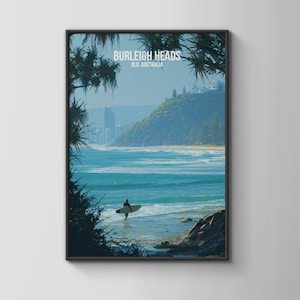 Könnte beinhalten: Gerahmter Kunstdruck von Burleigh Heads, QLD, Australien. Das Kunstwerk zeigt einen Surfer, der ins Meer geht, mit einer Küstenlandschaft mit einem grünen Hügel, Gebäuden und blauem Wasser. Der Text "BURLEIGH HEADS" steht oben.