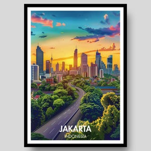 以下が含まれることがあります： インドネシアのジャカルタの街並みをスタイリッシュに描いた縦型のアートプリント。オレンジ、黄色、青の色合いの鮮やかな夕焼け空の下、緑豊かな木々に囲まれたカーブした高速道路が、高層ビルが立ち並ぶスカイラインへと続いています。