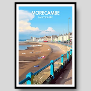 Może przedstawiać: Oprawiony plakat podróżniczy przedstawiający nadmorską scenerię Morecambe w Lancashire. Ilustracja ukazuje piaszczystą plażę z małymi łodziami, promenadę z niebieską metalową barierką oraz rząd budynków pod jasnoniebieskim niebem z chmurami.
