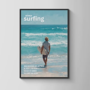 Könnte beinhalten: Ein gerahmter Kunstdruck, der einen Surfer zeigt, der mit einem Surfbrett ins Meer geht. Das Kunstwerk trägt oben den Text "AUSTRALIA surfing". Darunter steht "BURLEIGH HEADS, QLD, AUSTRALIA" und "THE BEST OF SUMMER".
