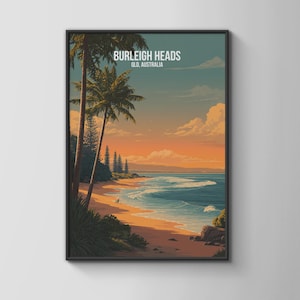 Könnte beinhalten: Gerahmter Kunstdruck von Burleigh Heads, QLD, Australien. Das Kunstwerk zeigt eine Strandszene mit Palmen, Meereswellen und einem Sonnenuntergangshimmel. Die Farbpalette umfasst Blau-, Orange- und Gelbtöne.