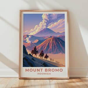 Könnte beinhalten: Ein gerahmtes Reiseplakat mit einer stilisierten Illustration des Mount Bromo in Indonesien. Das Kunstwerk zeigt eine Vulkanlandschaft mit einem rauchenden Gipfel, sandigem Gelände und einer Reihe von Menschen auf Pferden. Der Text lautet MOUNT BROMO INDONESIA.