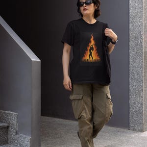 Camiseta con gráfico de fuego femenino / Camiseta de fuerza femenina / Camiseta con arte de fuego feminista / Camiseta Witchcore / Energía femenina divina oscura